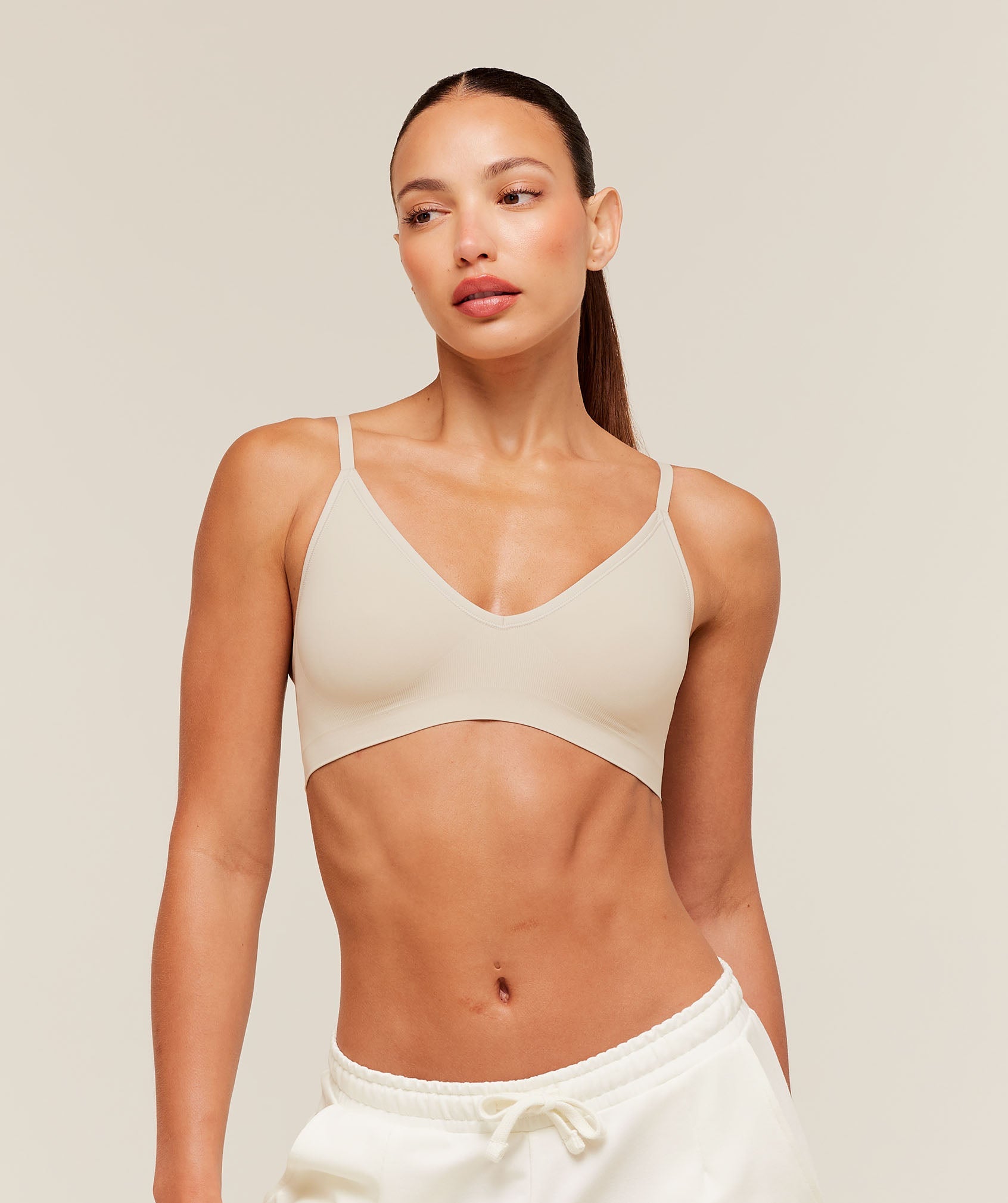 Gymshark FeatherForm V-Neck Bralette 'Pebble Grey'